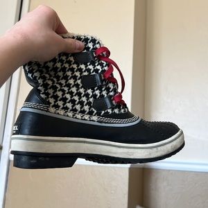 Sorel waterproof boots with a fun pattern! Great boots and in good condition.